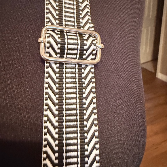 Chic Black Crossbody Bag with Patterned Strap - Picture 7 of 9